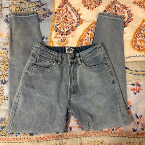 NWOT the rockn rev Women's Light Blue wash distressed straight denim jeans